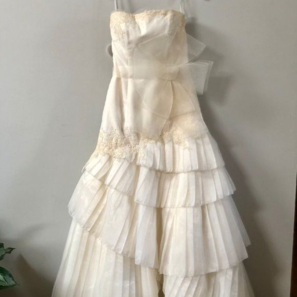 Vera Wang Wedding Dress Size 4 Tiered Strapless Lace Button Bow
